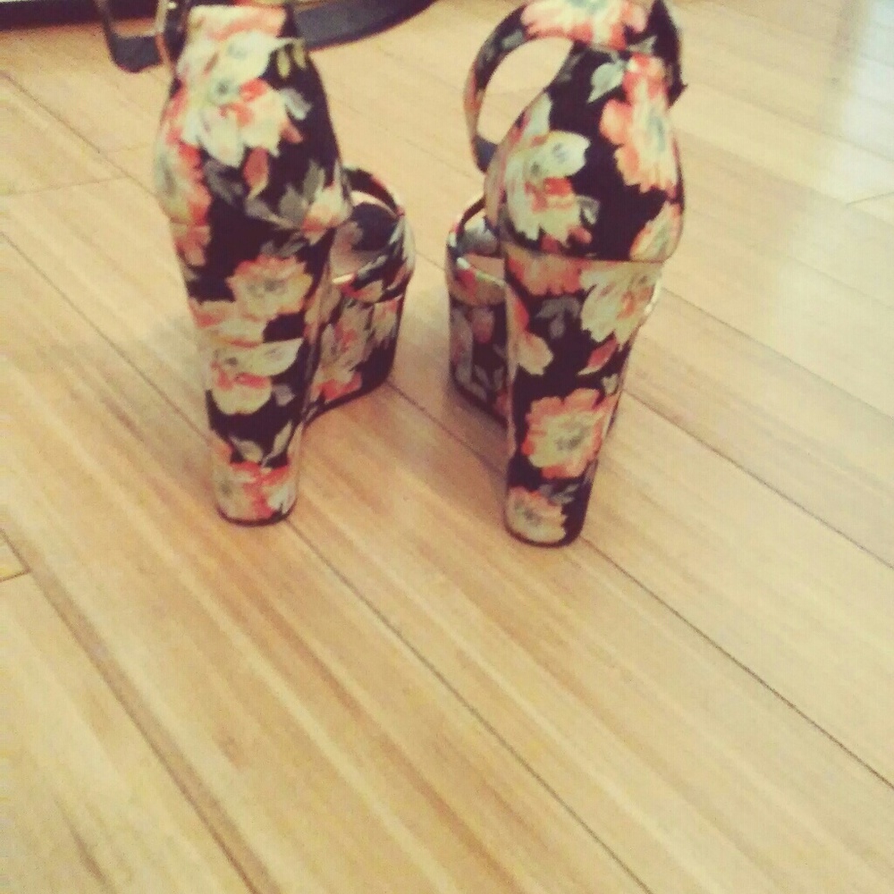 Floral wedges - Picture 5 of 5